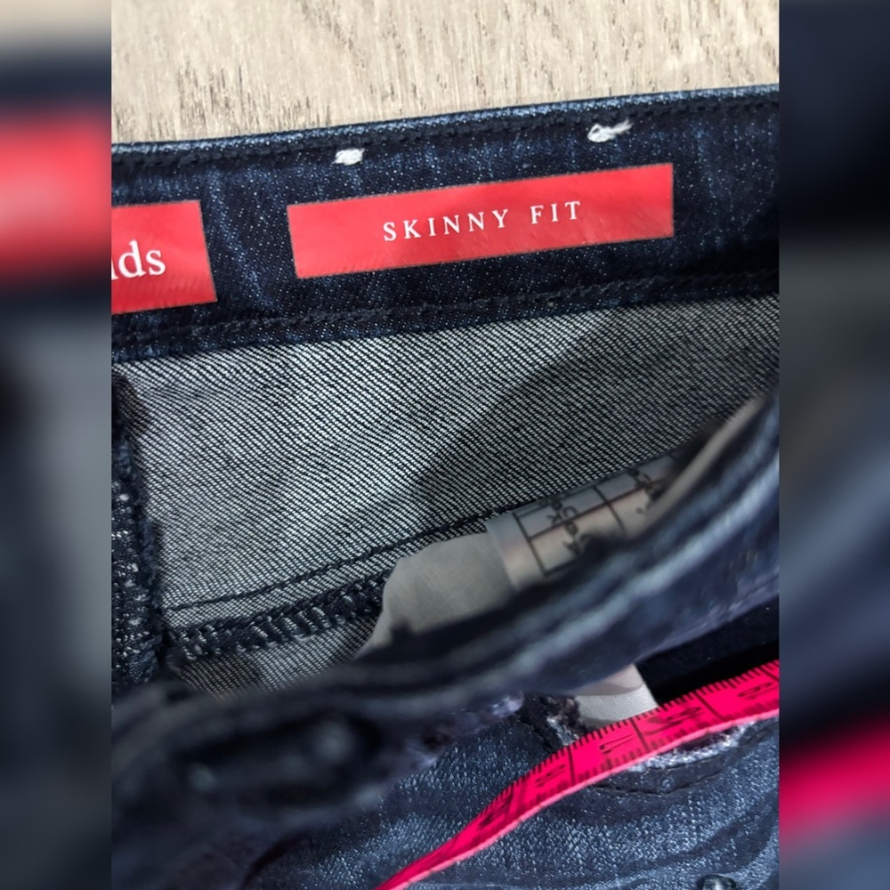 (B) Guess Dark Wash Ripped (6) Boys Pants - Picture 7 of 7